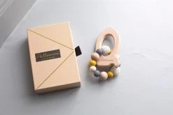 Pellianni Bijtring Rammelaar Raket Geel Hout 9 Pellianni Bijtring Rammelaar Raket Geel Hout -Speelgoed Kortingswinkel image 801