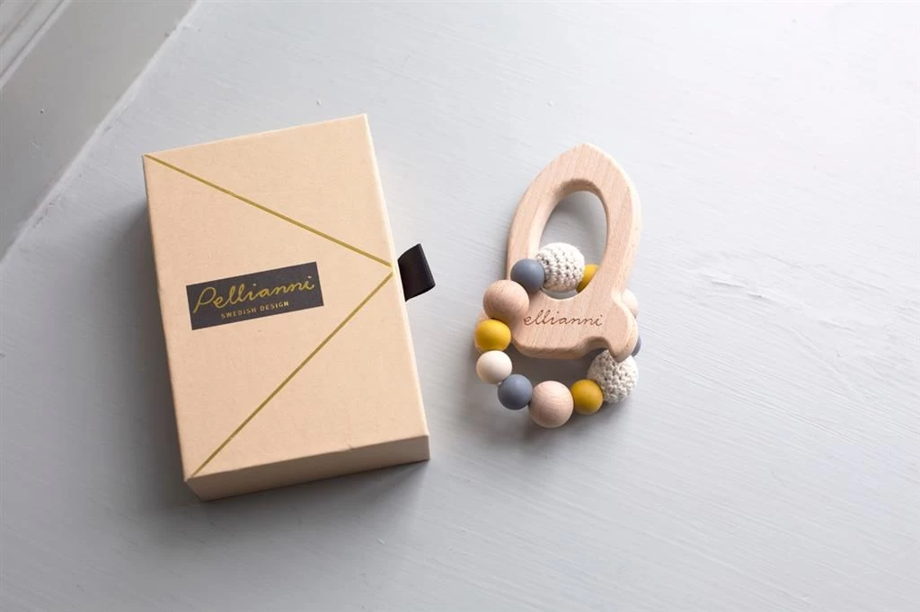 Pellianni Bijtring Rammelaar Raket Geel Hout 4 Pellianni Bijtring Rammelaar Raket Geel Hout - Afbeelding 2