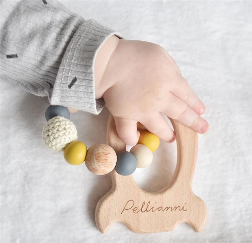 Pellianni Bijtring Rammelaar Raket Geel Hout 5 Pellianni Bijtring Rammelaar Raket Geel Hout - Afbeelding 3